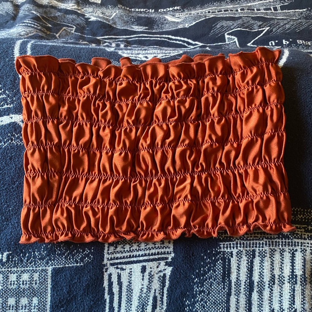 Ruffled tube top. Beautiful red/orange that’s great for fall 🍁🍂